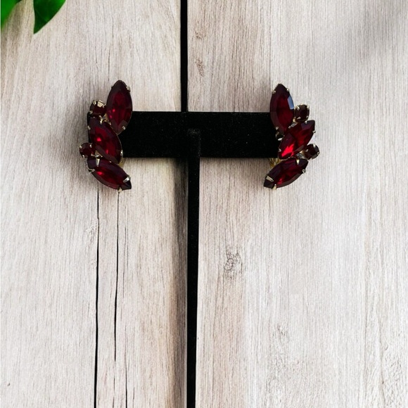 Vintage Garne Gold Tone Ruby Red Crystal Rhinestone Clip Earrings 1-1/4” - Picture 1 of 7